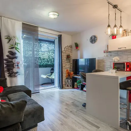 Apartment 1 Bedroom Lovely In *
