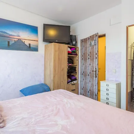 1 Bedroom Lovely In Apartment *